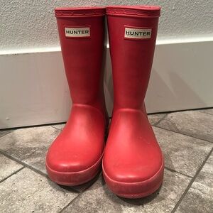 Little girl Hunter rain boots in dark pink. Gently worn.